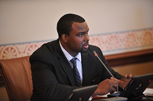 Senator Harris Working to improve minority business contracts